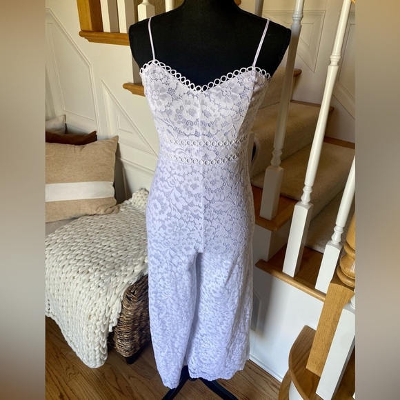 Size XS express white eyelet capri length jumpsuit. Worn once, great condition - Picture 2 of 7